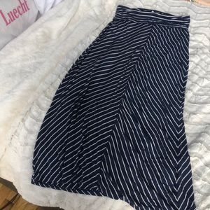 ⛄️White & navy blue maxi skirt⛄️